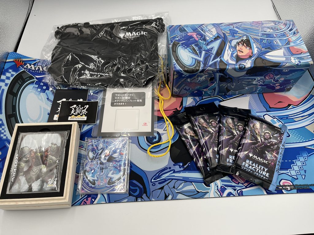 マジック大戦祭2026 KYOTOのプレミアムパッケージ内容物。ジェイスのプレイマットやストレージボックス、限定サプライ、コレクターブースター4パック